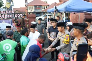 Semarakkan Ramadhan, Forkopimda Kota Mojokerto Bersama Tokoh Agama Bagikan Takjil