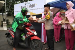 Berkah Ramadan, Kapolres Mojokerto Kota Bagikan 400 Takjil dan Santuni Anak Yatim