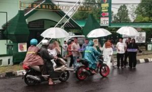 Ramadhan Berkah, Koramil 0815/17 Trawas & Persit KCK Berbagi Takjil Buka Puasa