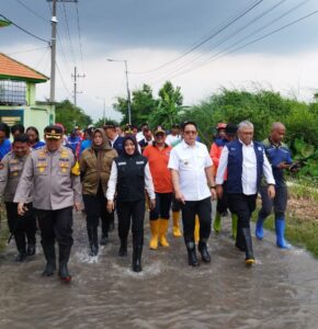 Pj Gubernur Jatim Tinjau Lokasi Banjir di Mojokerto