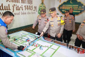 Kapolda Jatim Cek Pospam Pastikan Malam Jelang Lebaran Aman dan Kondusif