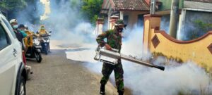 Basmi Nyamuk DBD, Babinsa Koramil Dlanggu dan Kutorejo Bersama UPT Puskesmas Lakukan Fogging