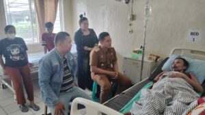 Perhatian Lurah Saung Naga M Reza Nurahman Jenguk Warganya Di RSUD Ibnu Sutowo Baturaja