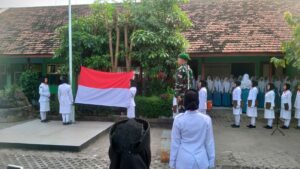 Upacara Bendera, Danramil 0815/03 Berikan Motivasi Pelajar SMKN 1 Sooko