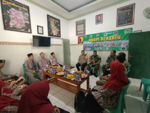 Ngopi Bersatu, Danramil 0815/09 Mojosari Bareng Forkopimcam Rangkul Kepsek Se-Kecamatan