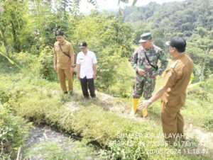 Danramil 0815/16 Pacet Bareng Distan & Poktan Survey Sumber Air Pompanisasi