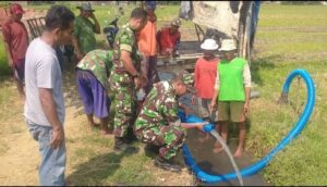 Gotong Royong Babinsa Bareng Poktan, Berdayakan Pompa Air Brigade Alsintan Airi Persawahan Mojoanyar