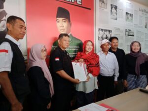 Rachmawati Peni Sutantri Kembalikan Berkas Pendaftaran Bacalon Walikota Mojokerto 2024 di PDI Perjuangan