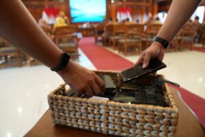Cegah ‘Phone Snubbing’ Saat Rapat, Pj. Wali Kota Mojokerto Terapkan Kumpulkan HP