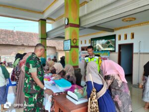 Deteksi Dini Stunting, Babinsa Koramil 0815/12 Ngoro Dampingi Layanan Posyandu