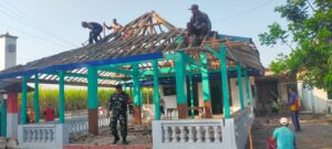 Babinsa Sumberkarang Bareng Warga Gotong Royong Renovasi Balai Dusun