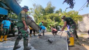 Rabat Beton Jalan Lingkungan, Satgas TMMD Bersama Masyarakat Maksimalkan Pengecoran