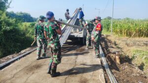Karya Bakti Di Lokasi Sasaran Fisik TMMD Ke- 121 Mojokerto, Kades Bandung Berikan Apresiasi