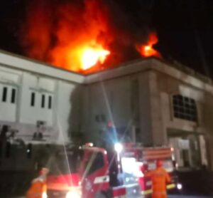 Kantor Bupati OKU Terbakar, Dinas Damkar Kirim 10 Armada Dan 60 Personil
