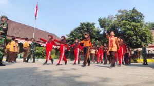 Satgas TMMD 121 Kodim 0815/Mojokerto, Latih PBB Siswa SDN Bandung 1 Persiapan Lomba Gerak Jalan