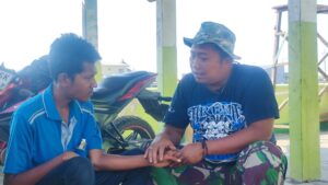Pererat Silaturahmi, Anggota Satgas TMMD 121 Mojokerto Komsos Dengan Warga