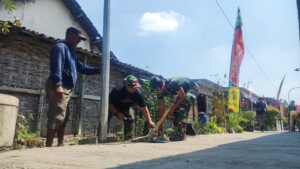 Satgas TMMD 121 Mojokerto, Tuntaskan Sasaran Fisik Lampu Penerangan Jalan Umum Desa Bandung