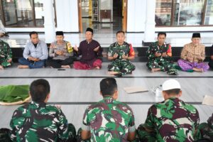 Jumat Berkah, Dansatgas TMMD 121 Bersama Warga Desa Bandung Tunaikan Shalat Jumat