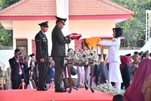 Dandim 0815/Mojokerto Pimpin Upacara Penurunan Bendera HUT Ke-79 Kemerdekaan RI