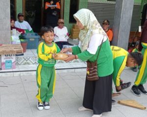 MI Mambaul Ulum Galang Peringati HUT RI Ke 79 Dengan Jalan Santai dan Berbagai Lomba