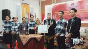 Didukung 16 Parpol, Ning Ita dan Cak Sandi Resmi Daftar ke KPU Kota Mojokerto  