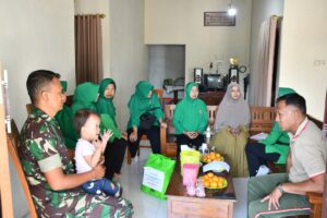 Wujud Perhatian & Kepedulian, Dandim Mojokerto Bersama Ketua Persit KCK Cabang XXX Sambangi Keluarga Anggota Sakit