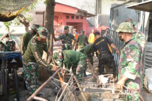 HUT Ke-79 TNI, Kodim 0815/Mojokerto Sasar Karya Bakti Pasar Tengah Kota