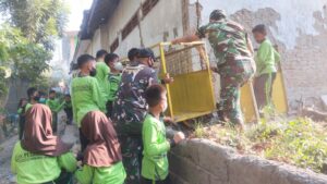 Tanamkan Kepedulian Lingkungan, Koramil 0815/08 Dawarblandong Ajarkan Siswa SDN Pulorejo 2 Kerja Bakti