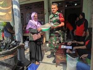Babinsa Magersari Bantu Distribusi Bantuan Pangan Non Tunai (BPNT) Untuk Masyarakat