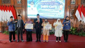 Pj Wali Kota Mojokerto Serahkan Bantuan Modal Usaha kepada KUBE