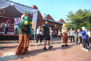 Sosialisasi Pilkada Serentak 2024, Maskot “Si Jali” dan “Kerto- Kerti” Dikirab Keliling Kota Mojokerto