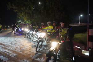 Ciptakan Rasa Aman Nyaman Jelang Pelantikan Presiden, Polisi Gelar Patroli Gabungan Skala Besar Di Mojokerto Kota