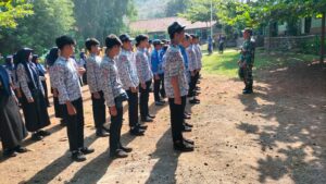 Tanamkan Disiplin & Tanggung Jawab Babinsa Koramil Gondang Latihkan Dasar PBB Ratusan Siswa SMPN