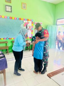 Sukseskan Program BIAS, Babinsa Koramil 0815/15 Jatirejo Dampingi Nakes Imunisasi Siswa SDN Lebakjabung