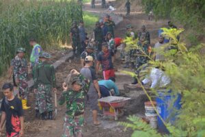Bangun Plengsengan Jalan Desa, Kodim 0815/Mojokerto Gelar Karya Bakti TNI Satkowil Semester II TA 2024