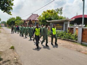 Tingkatkan Kapasitas Satlinmas, Koramil 0815/02 Trowulan Bekali Wasbang & Latihkan PBB