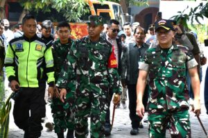 Danrem 082/CPYJ Bersama Forkopimda Kota Mojokerto Tinjau Proses Pemungutan Suara di TPS Kota Mojokerto