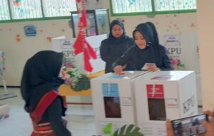 Bupati Mojokerto Ikfina Fahmawati Nyoblos di TPS 01 Desa Tampungrejo, Mojokerto