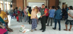Distribusi Bantuan Pangan CBP Tahap III TA 2024, Babinsa Balongsari Koramil Magersari Lakukan Pendampingan