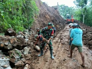 Akses Jalan Tertutup, Koramil 0815/16 Pacet Bersama BPBD, Pemdes dan Masyarakat Desa Sajen Bersinergi Bersihkan Material Longsor