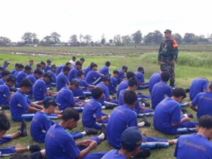 Aktif Dalam Pembinaan, Babinsa Koramil 0815/11 Pungging Tanamkan Kedisiplinan & Tanggung Jawab Siswa SMPN 2 Pungging