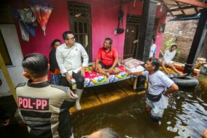 Pj Wali Kota Mojokerto Tinjau Lokasi Banjir, Dengarkan Keluhan dan Beri Bantuan Warga