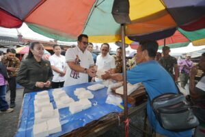 Jelang Nataru, Pj Wali Kota Mojokerto Turun ke Pasar, Pastikan Ketersediaan Bahan Pangan