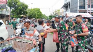 Tebar Kebaikan Jum’at Berkah, Kodim 0815/Mojokerto Salurkan Sedekah Prajurit Sasar Abang Becak & Kaum Dhuafa