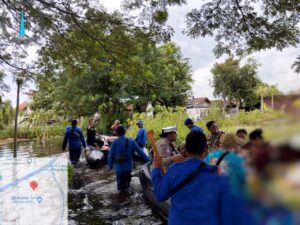 Ditpolairud Polda Jatim Terjunkan Personel Bantu Evakuasi Korban Banjir