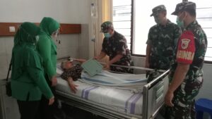 Salurkan Sedekah Prajurit, Kodim 0815/Mojokerto Sasar Anggota TNI dan PNS Sakit Menahun