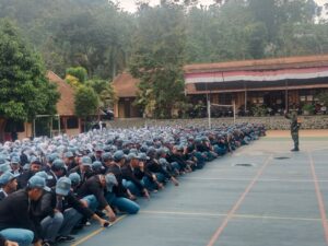 Berikan Wawasan Kebangsaan dan Kedisiplinan, Babinsa Koramil 0815/17 Trawas Bekali Siswa-Siswi SMAN 1 Trawas