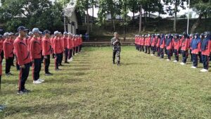 Ciptakan Generasi Muda Berkarakter, Babinsa Koramil 0815/11 Pungging Latih Kedisiplinan Siswa SMKN 1 Pungging