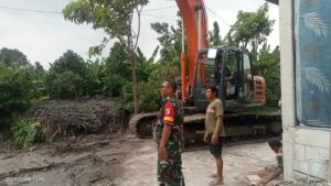 Cegah Potensi Banjir, Koramil 0815/06 Kemlagi Bareng Dinas PUPR Kabupaten Mojokerto Sterilkan Aliran Sungai