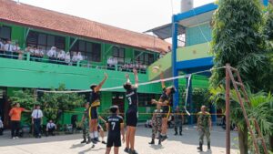 Sinergi TNI dan Generasi Muda : Koramil Trowulan Ajak Siswa SMPN 02 Bermain Voli